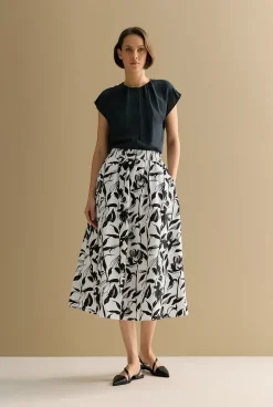 Skirts><noscript><img width=